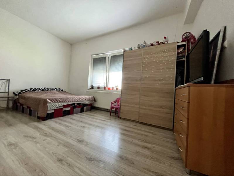 ZNÍŽENÁ CENA!!! Apartmánový dom na predaj vo Veľkom Mederi - Spálňa v rodinnom dome s posteľou, skriňou a podlahou s dreveným dekorom.