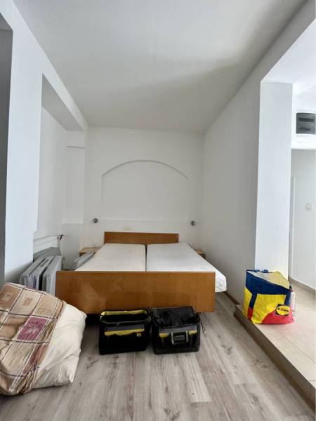 ZNÍŽENÁ CENA!!! Apartmánový dom na predaj vo Veľkom Mederi - Spálňa s posteľou, kufríkmi a podlahou s dreveným dekorom v rodinnom dome.