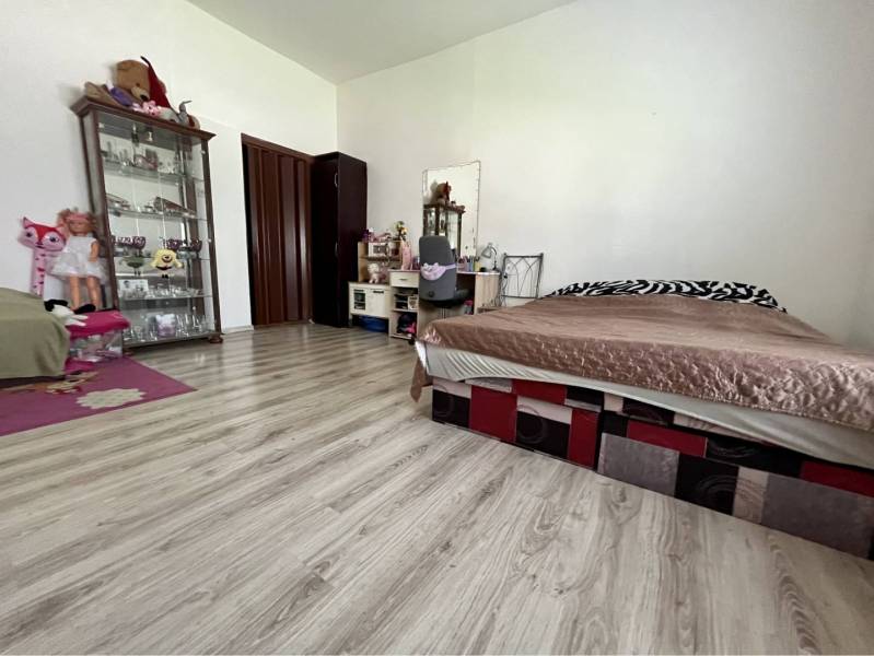 ZNÍŽENÁ CENA!!! Apartmánový dom na predaj vo Veľkom Mederi - Detská izba v rodinnom dome s posteľou, skriňou a vitrínou na podlahe s dreveným dekorom.
