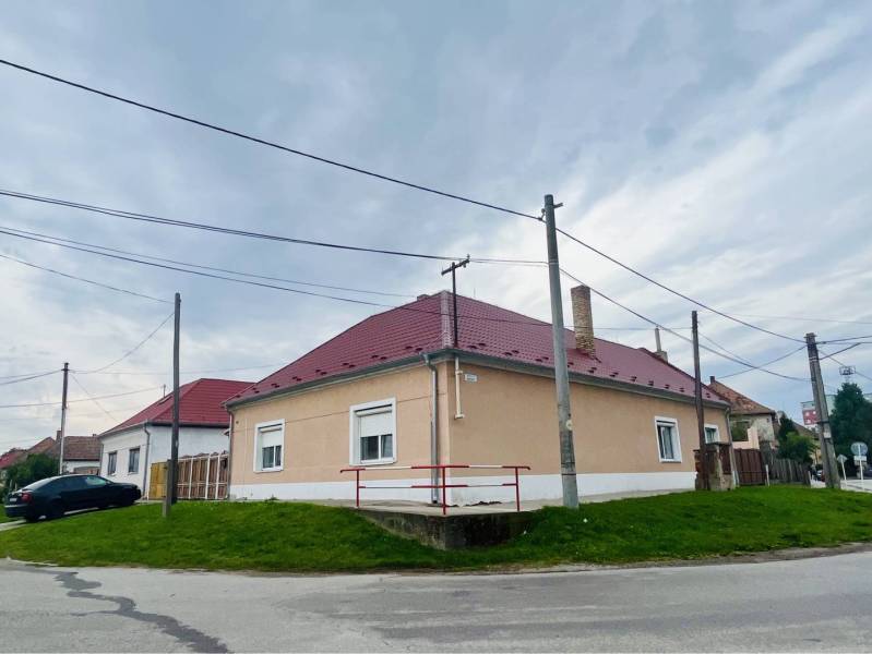 ZNÍŽENÁ CENA!!! Apartmánový dom na predaj vo Veľkom Mederi - Rodinný dom vo Veľkom Mederi s červenou strechou na nešpecifikovanej ulici.