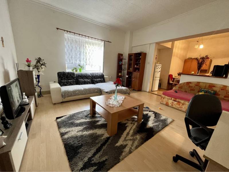 ZNÍŽENÁ CENA!!! Apartmánový dom na predaj vo Veľkom Mederi - Obývacia izba v rodinnom dome s pohovkou, kobercom a podlahou s dreveným dekorom.