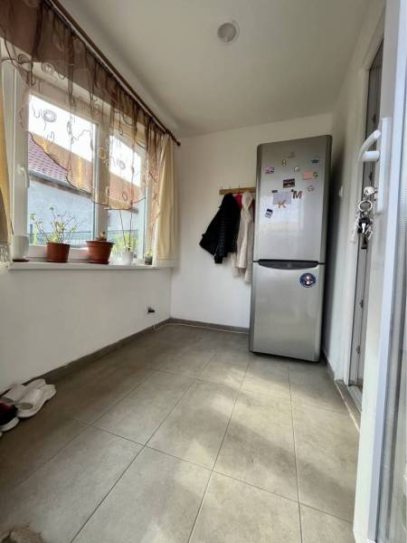 ZNÍŽENÁ CENA!!! Apartmánový dom na predaj vo Veľkom Mederi - Chladnička a závesy v rodinnom dome, s kachličkovou podlahou a vešiakom na oblečenie.