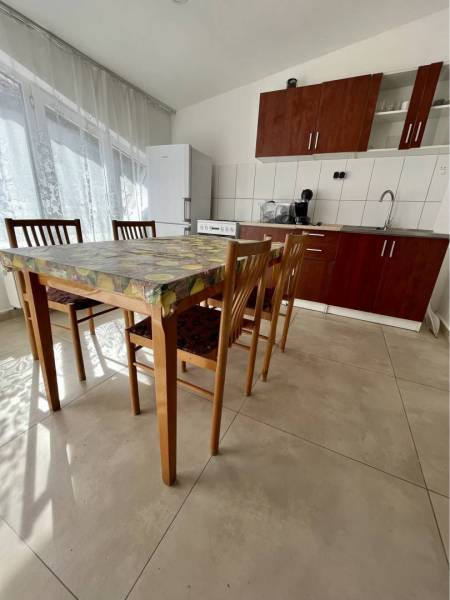 ZNÍŽENÁ CENA!!! Apartmánový dom na predaj vo Veľkom Mederi - Kuchyňa v rodinnom dome s kuchynskou linkou, jedálenským stolom a chladničkou.