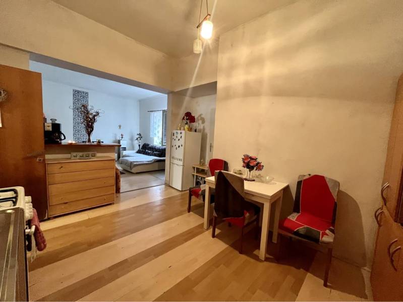 ZNÍŽENÁ CENA!!! Apartmánový dom na predaj vo Veľkom Mederi - Kuchyňa a obývačka v Rodinnom dome s podlahou s dreveným dekorom.