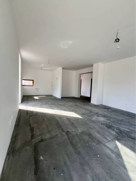 Jedinečný 5 izbový dom na predaj v TOP lokalite-GARDEN TOWN - Priestranná miestnosť v rodinnom dome s veľkými oknami a šedou podlahou.