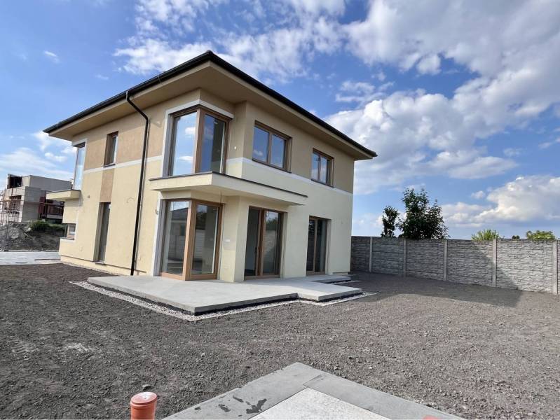 Jedinečný 5 izbový dom na predaj v TOP lokalite-GARDEN TOWN - Rodinný dom v Dunajskej Strede na ulici GARDENTOWN s veľkými oknami a terasou.
