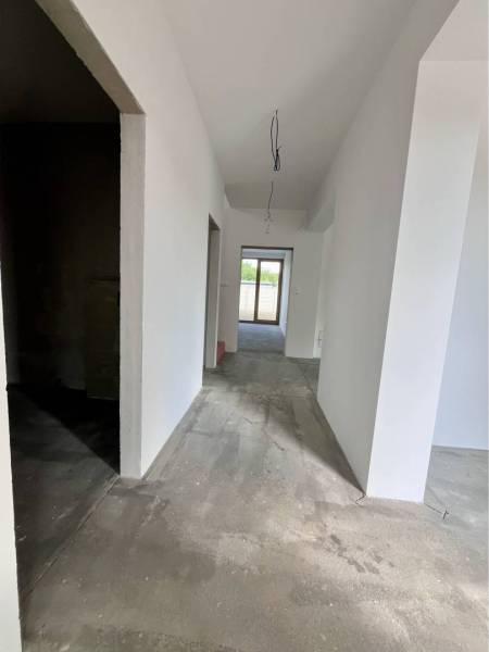Jedinečný 5 izbový dom na predaj v TOP lokalite-GARDEN TOWN - Prázdny interiér rodinného domu s betónovou podlahou a nedokončenými stropnými kabelážami.