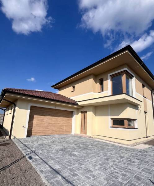 Jedinečný 5 izbový dom na predaj v TOP lokalite-GARDEN TOWN - Rodinný dom na ulici GARDENTOWN v Dunajskej Strede s garážou a dláždenou príjazdovou cestou.