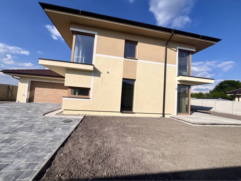 Jedinečný 5 izbový dom na predaj v TOP lokalite-GARDEN TOWN - Rodinný dom v Dunajskej Strede na ulici GARDENTOWN s dláždeným dvorom a garažou.