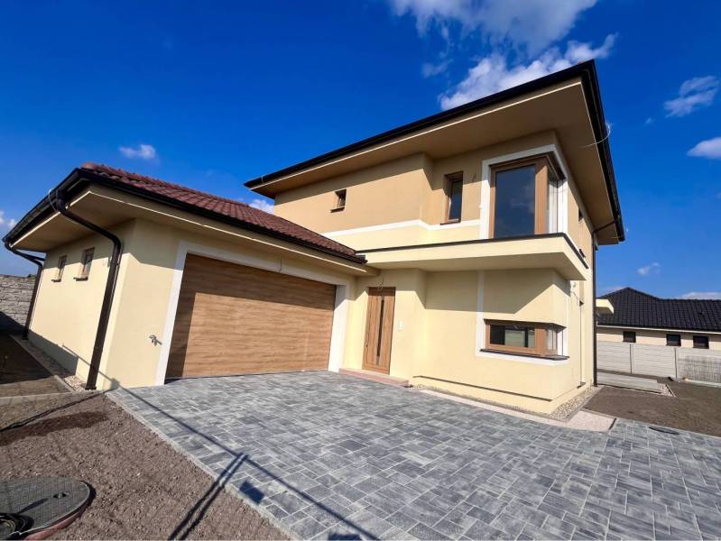 Jedinečný 5 izbový dom na predaj v TOP lokalite-GARDEN TOWN - Rodinný dom na ulici GARDENTOWN v Dunajskej Strede. Plocha pred domom je zámková dlažba.