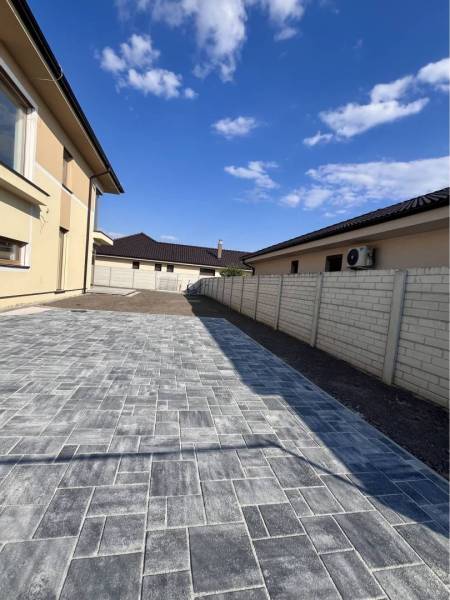 Jedinečný 5 izbový dom na predaj v TOP lokalite-GARDEN TOWN - Dláždená cesta pri rodinnom dome v meste Dunajská Streda na ulici GARDENTOWN.