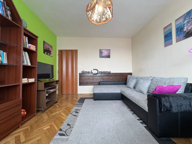 Na predaj: CENTRUM veľký 3 izb.byt + BALKON + ŠATNIK - Obývačka a 3-izbový byt s pohodlnou pohovkou, knižnicou, televízorom a pestrými dekoráciami.