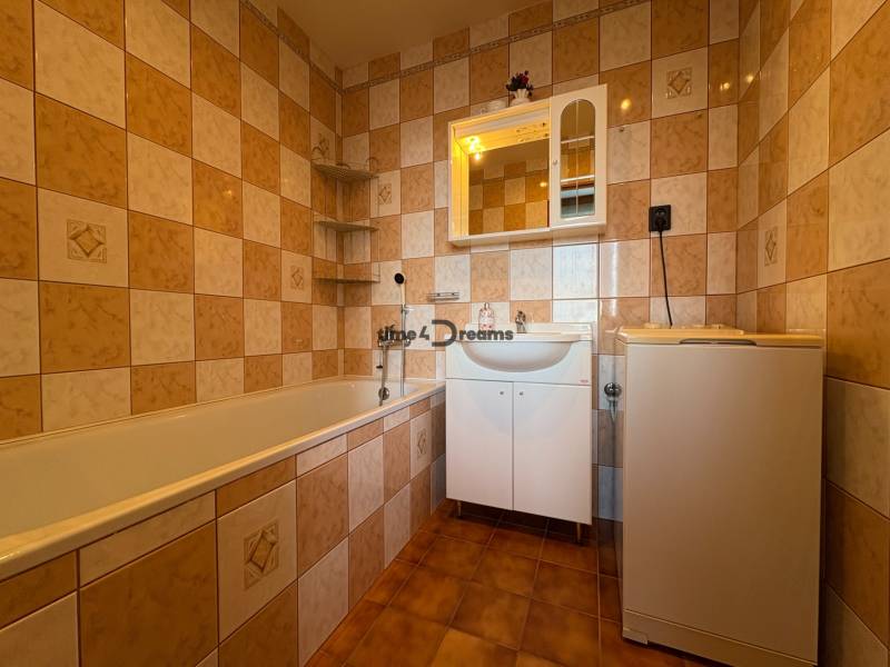 Na predaj: CENTRUM veľký 3 izb.byt + BALKON + ŠATNIK - V kúpeľni so vzorovanými obkladačkami je vaňa, umývadlo a práčka v 3-izbovom byte.