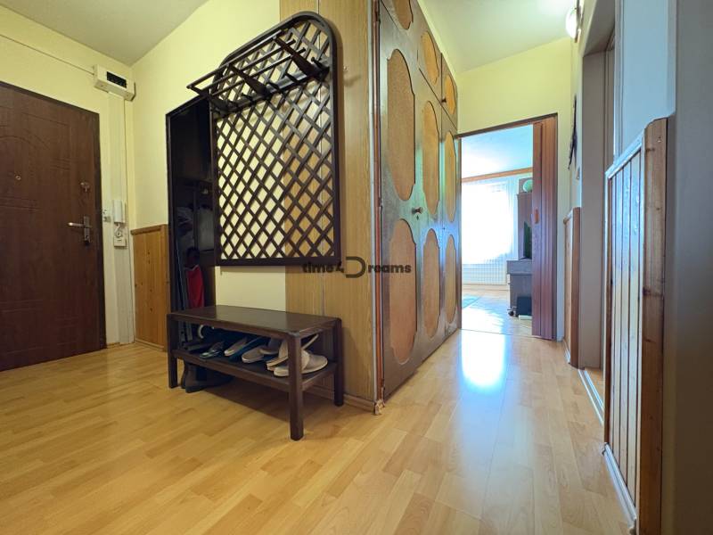 Na predaj: CENTRUM veľký 3 izb.byt + BALKON + ŠATNIK - Chodba s vešiakom a botníkom vedie do 3-izbového bytu s drevenými podlahami.