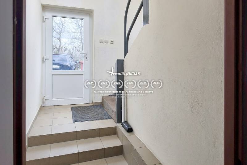 4-izbový rodinný dom s nebytovým priestorom v obci Pavlice - Vstupná chodba rodinného domu s kachličkovou podlahou a bielymi stenami.