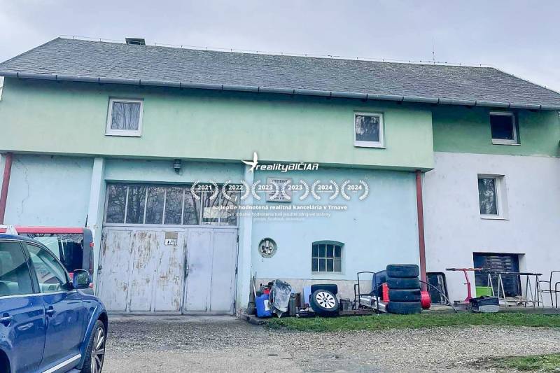 4-izbový rodinný dom s nebytovým priestorom v obci Pavlice - Rodinný dom v Pavliciach na ulici Pavlice s garážou a parkovaním na pozemku.