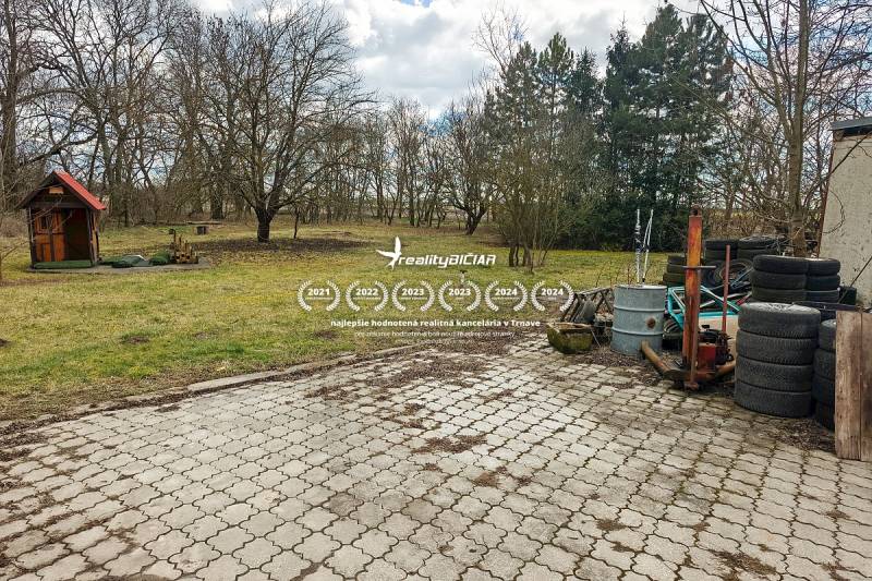 4-izbový rodinný dom s nebytovým priestorom v obci Pavlice - Pavlice, rodinný dom na Pavliciach s dláždeným dvorom, kôlňou a hromadou pneumatík.