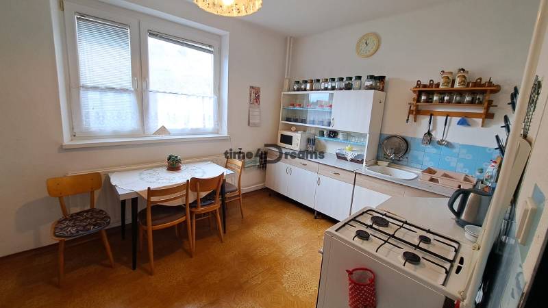 NA PREDAJ 6 izbový rodinný dom v obci Hrušovany  - Kuchyňa v rodinnom dome s jedálenským stolom, plynovým sporákom a kuchynskou linkou.