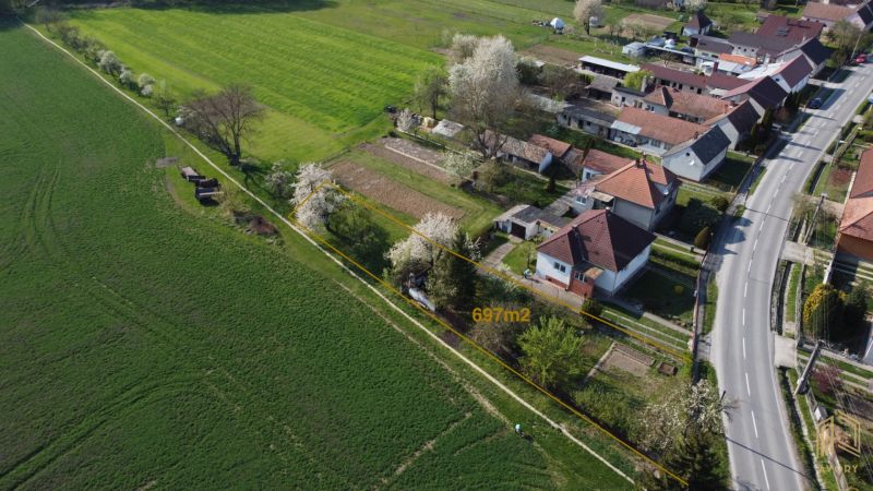Slnečný pozemok v Prietrži (697m2) s potenciálom výstavby