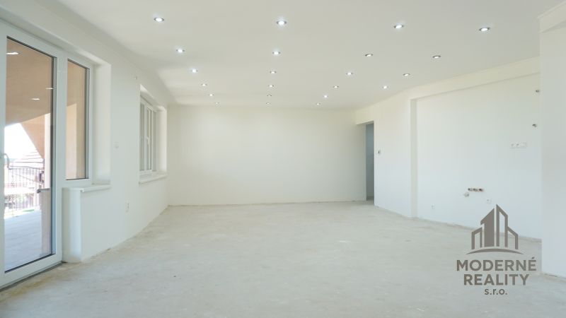 Veľkometrážny 3-izbový holobyt 158, 82 m² s veľkou terasou v nízkoenerg