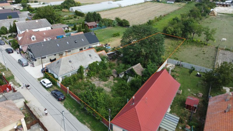 Pozemok so starým domom 1333m2. Tmášikovo - Rodinný dom v Tomášikove so záhradou a členitým pozemkom na vidieku.