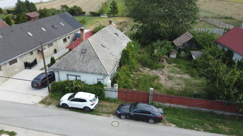 Pozemok so starým domom 1333m2. Tmášikovo - Pohľad na rodinný dom v Tomášikove s rozľahlým pozemkom a príjazdovou cestou.