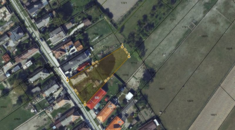 Pozemok so starým domom 1333m2. Tmášikovo - Letecký pohľad na parcelu v meste Tomášikovo, obklopenú rodinnými domami.