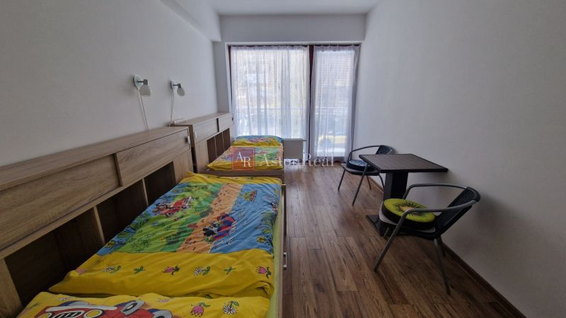 Rekreačný apartmán Vys. Tatry- HREBIENOK RESORT I. - 92 m2 -3-izbový - Dvojposteľová izba s podlahou s dreveným dekorom v Rekreačnom apartmáne.