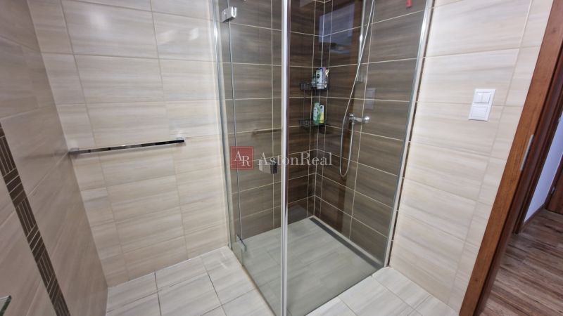 Rekreačný apartmán Vys. Tatry- HREBIENOK RESORT I. - 92 m2 -3-izbový - Sprchový kút s presklenými dverami a keramickými obkladmi v rekreačnom apartmáne.