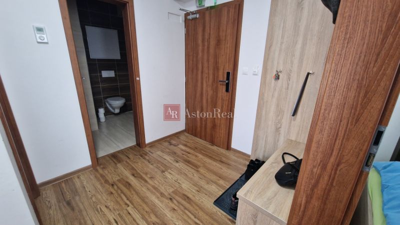 Rekreačný apartmán Vys. Tatry- HREBIENOK RESORT I. - 92 m2 -3-izbový - Vstupná chodba v rekreačnom apartmáne s podlahou s dreveným dekorom a kúpeľňou.