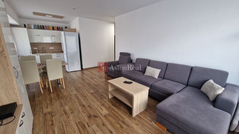 Rekreačný apartmán Vys. Tatry- HREBIENOK RESORT I. - 92 m2 -3-izbový - Rekreačný apartmán s podlahou s dreveným dekorom, kuchyňou a pohodlnou sedačkou.