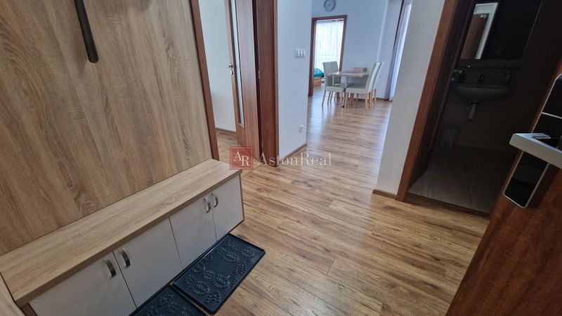 Rekreačný apartmán Vys. Tatry- HREBIENOK RESORT I. - 92 m2 -3-izbový - Chodba so vstupom do kuchyne, jedálne a kúpeľne; Rekreačný apartmán s podlahou s dreveným dekorom.