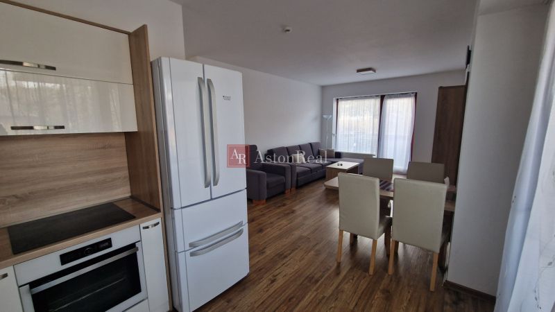 Rekreačný apartmán Vys. Tatry- HREBIENOK RESORT I. - 92 m2 -3-izbový - Rekreačný apartmán ponúka kuchyňu, jedálenský kút a obývaciu izbu s podlahou s dreveným dekorom.