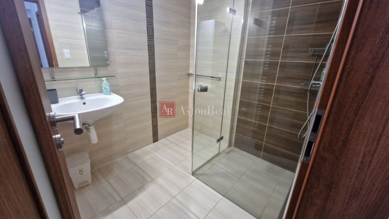 Rekreačný apartmán Vys. Tatry- HREBIENOK RESORT I. - 92 m2 -3-izbový - Kúpeľňa s umývadlom, sprchovým kútom a dlaždicami v rekreačnom apartmáne.