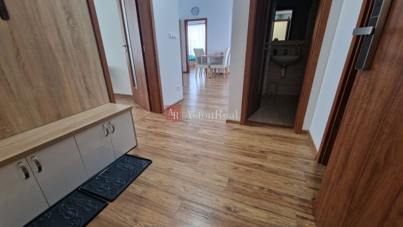 Rekreačný apartmán Vys. Tatry- HREBIENOK RESORT I. - 92 m2 -3-izbový - Chodba s podlahou s dreveným dekorom, vstup do kúpeľne a jedálne v Rekreačnom apartmáne.