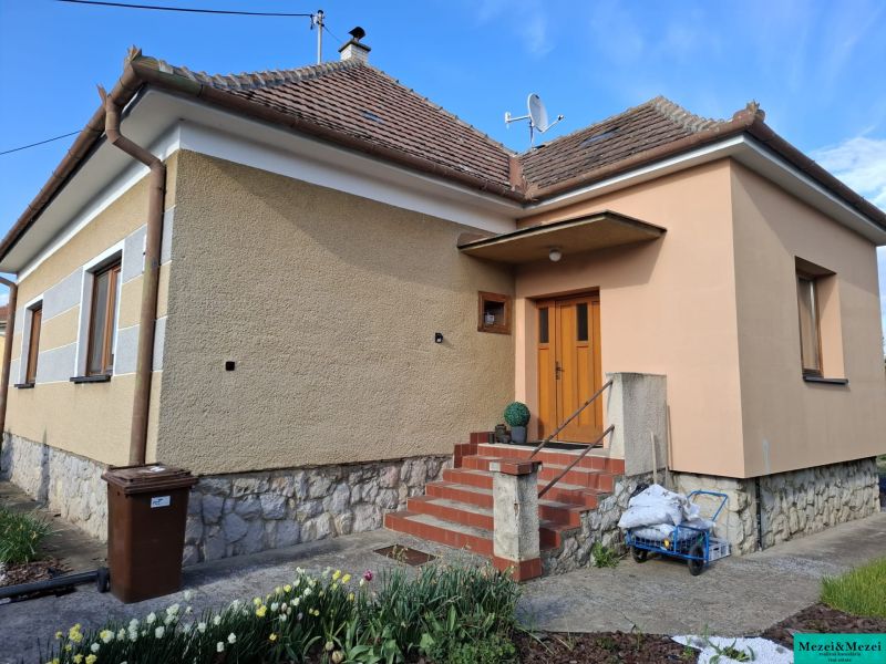 Komfortný dom pre celú rodinu - Rodinný dom v Trnave so šikmou strechou, schodmi a satelitnou anténou.