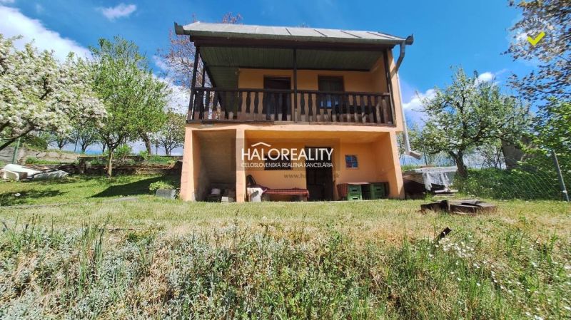 Predaj, chata Revúca - EXKLUZÍVNE HALO REALITY - Chata v Revúca obklopená jabloňami a trávnikom pod modrou oblohou.