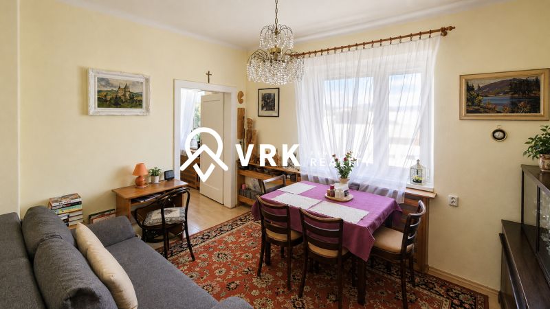 RODINNÝ DOM, KOŠICE - JUH - Obývacia izba v rodinnom dome s pohovkou, jedálňou a dekoráciami.
