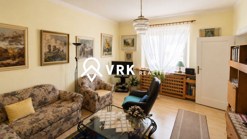 RODINNÝ DOM, KOŠICE - JUH - Obývacia izba v rodinnom dome s kvetinovými vzormi a podlahou s dreveným dekorom.