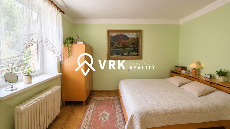 RODINNÝ DOM, KOŠICE - JUH - Spálňa v Rodinnom dome s obrazom, dreveným nábytkom a podlahou s dreveným dekorom.