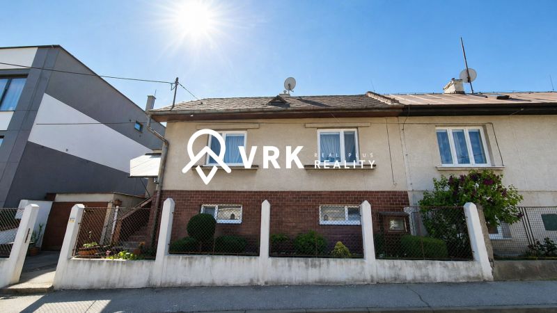 RODINNÝ DOM, KOŠICE - JUH - Rodinný dom na Školskej ulici v Košiciach – mestská časť Juh s predzáhradkou.