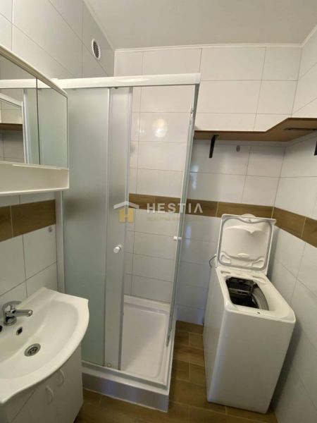 NA PRENÁJOM šikovný 2-IZB.BYT, Kalinčiakova ul., Senica - Kúpeľňa v 2-izbovom byte s umývadlom, sprchovým kútom a práčkou.