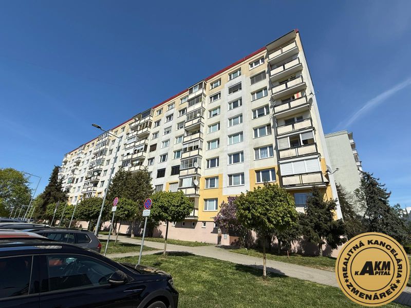  3 izbový byt s balkónom 75m2 Zvolen - Západ - Bytový dom na Tupeskej ulici vo Zvolene, vhodný pre 3-izbový byt.