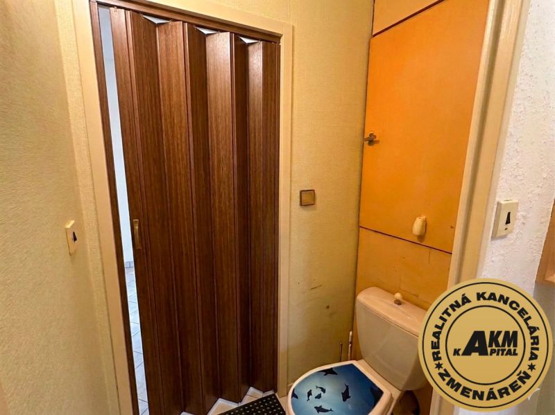  3 izbový byt s balkónom 75m2 Zvolen - Západ - Toaleta so skladacími dverami v 3-izbovom byte.