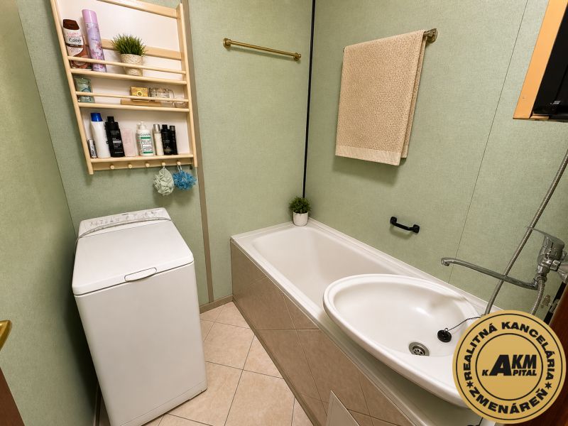  3 izbový byt s balkónom 75m2 Zvolen - Západ - Kúpeľňa s vaňou, práčkou a poličkou so zásobníkmi v 3-izbovom byte.