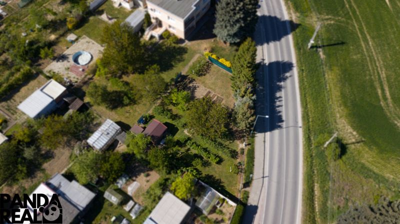 Pozemok vhodný na výstavbu, Moravany nad Váhom - Letecký pohľad na záhrady a domy pri Kosteleckej ulici v Moravanoch nad Váhom. Pozemky - bývanie.