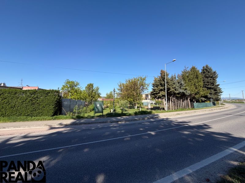 Pozemok vhodný na výstavbu, Moravany nad Váhom - Pozemky - bývanie na Kosteleckej ulici v Moravanoch nad Váhom, ohradený stromami a živým plotom.