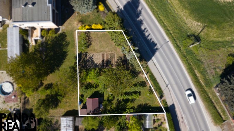 Pozemok vhodný na výstavbu, Moravany nad Váhom - Pozemky - bývanie na Kosteleckej ulici v Moravanoch nad Váhom obklopené zeleňou a cestou.
