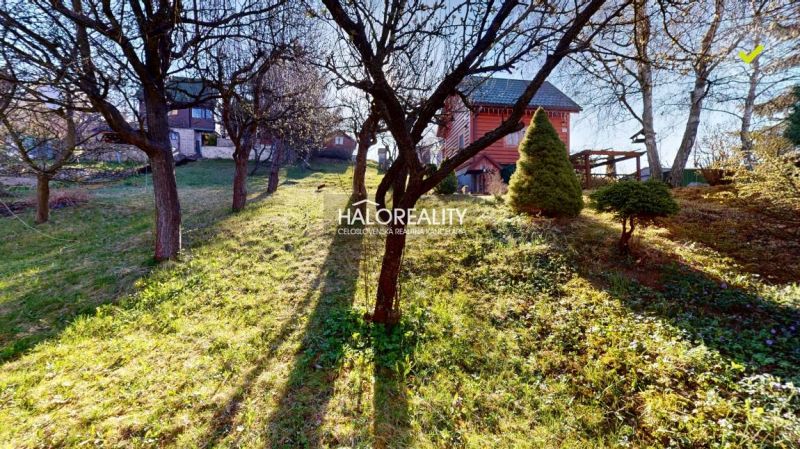 Predaj, záhradná chata Liptovský Mikuláš, Podbreziny... - Záhrady v Liptovskom Mikuláši s ovocnými stromami a červenou chalupou na svahu.
