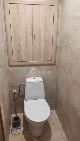 PREDAJ: 1i byt rekonš.; 34,51 m2; KEŽMAROK; 96.000€ - Toaleta s dlažbou, toaletou a skrinkou v 1-izbovom byte.